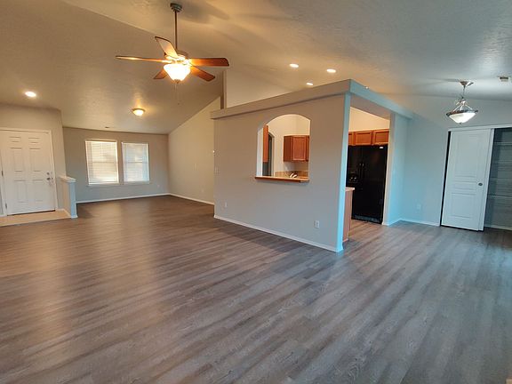 4th image of 2561 Hickory Ave