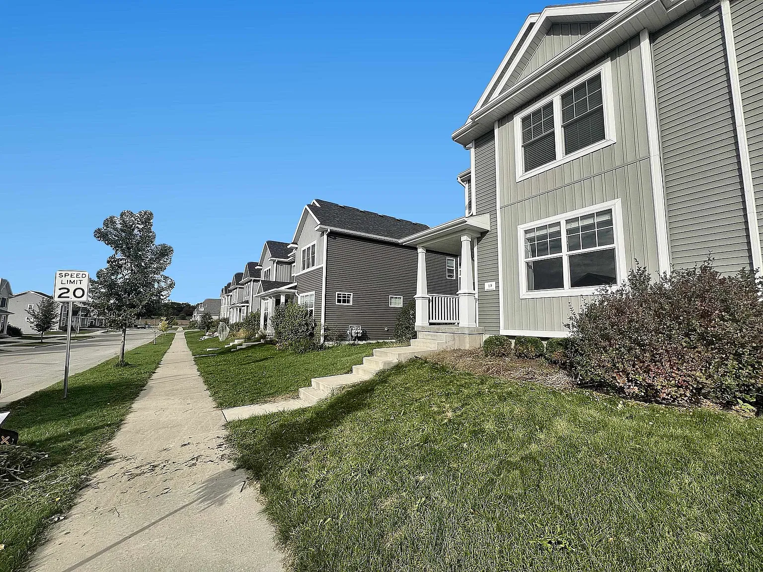 3 bed, 2.5 bath, 1523 sqft, $4,200 — Photo 3