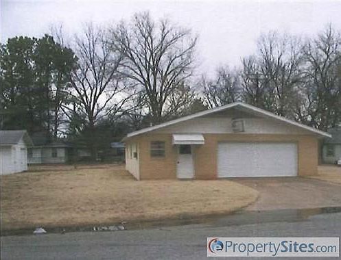 1st image of 905 E Charles Ave