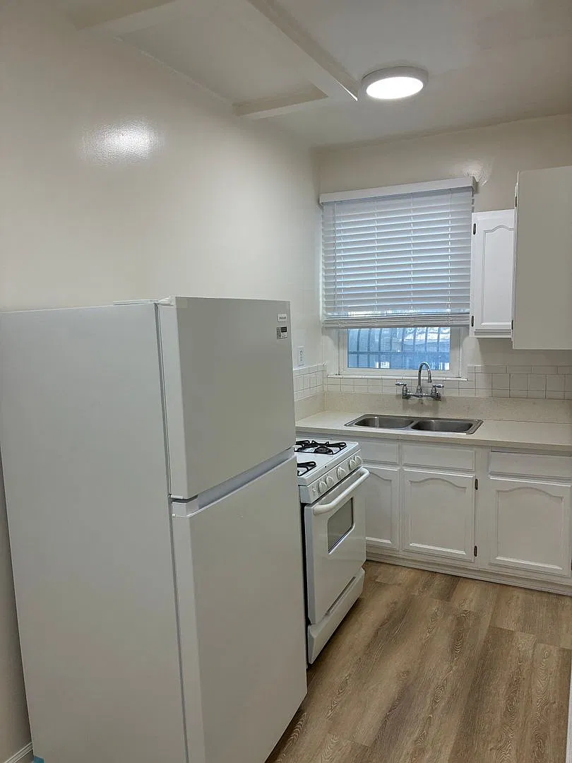 1-Bedroom Apartment in Long Beach | Classic Architectural Charm — Photo 2