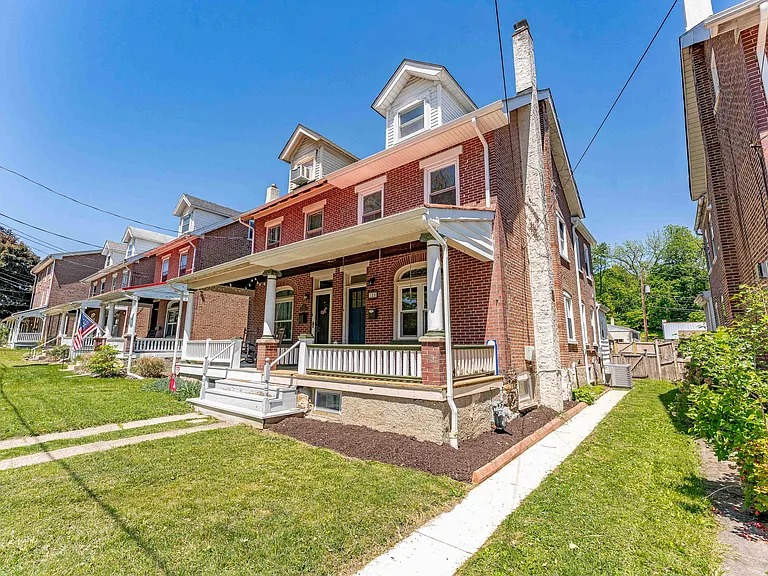 129 Walnut St — Photo 2