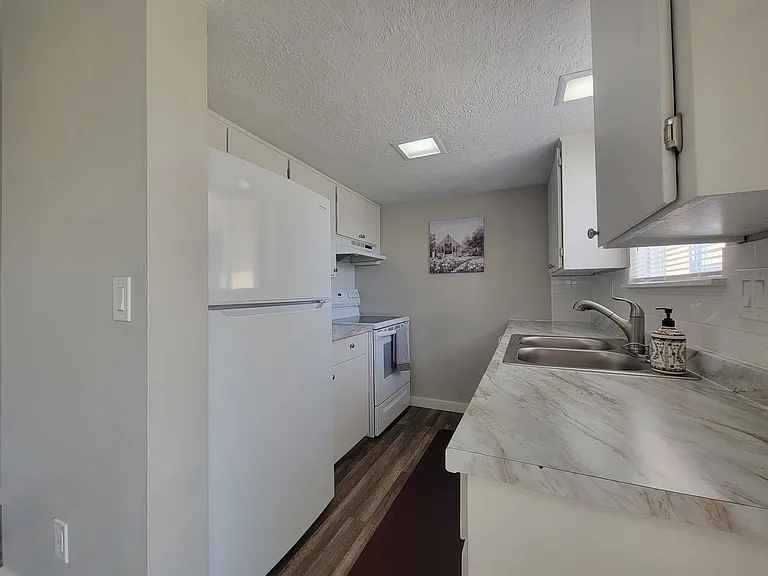 Newly Renovated Townhouse - Pet Friendly!! — Photo 5