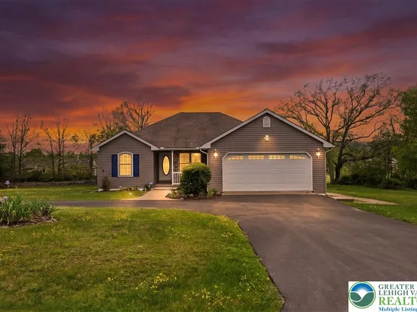 166 Regency Ln, Brodheadsville, PA 18322