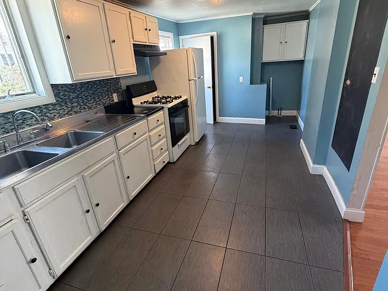 85R Glen St #1 — Photo 3