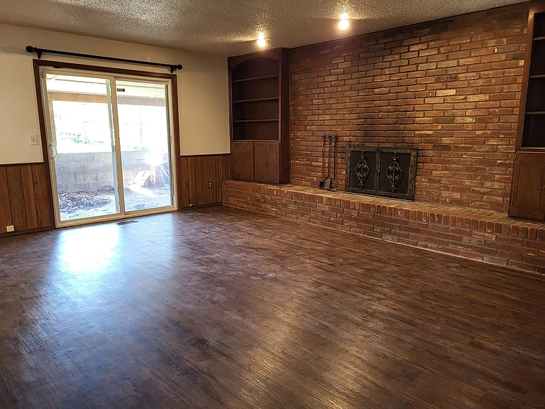 2620 N Brenda Ave — Photo 2