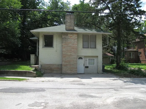 302 S Poplar St, Carbondale, IL 62901