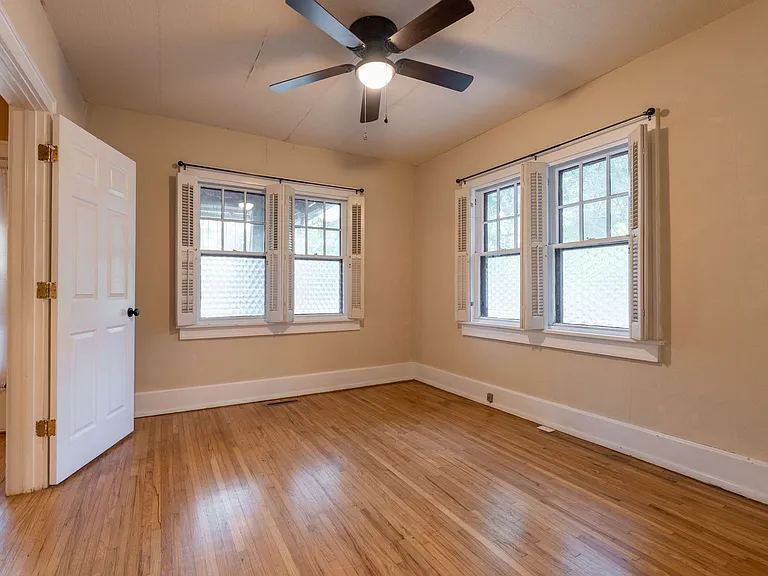 1554 S Campbell Ave — Photo 14