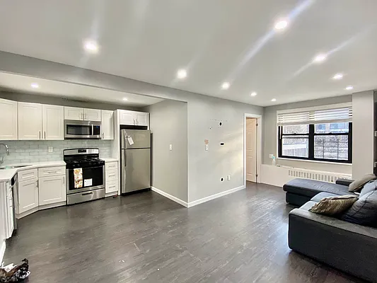 Rented by Bruma Realty LLC | media 9