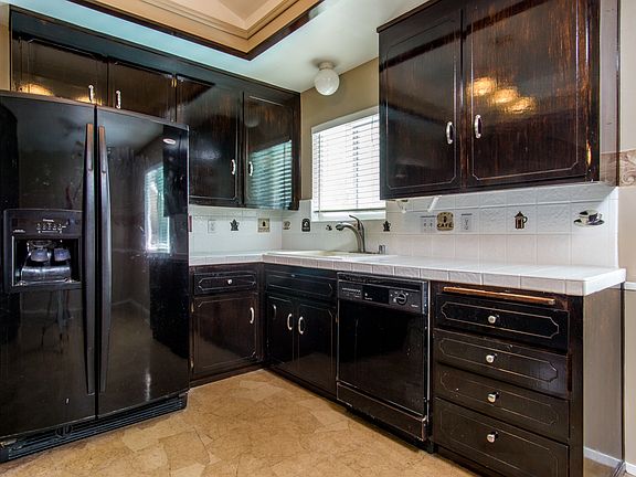 kitchen w/ refrig