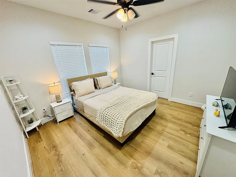 1811 Brooks St — Photo 12