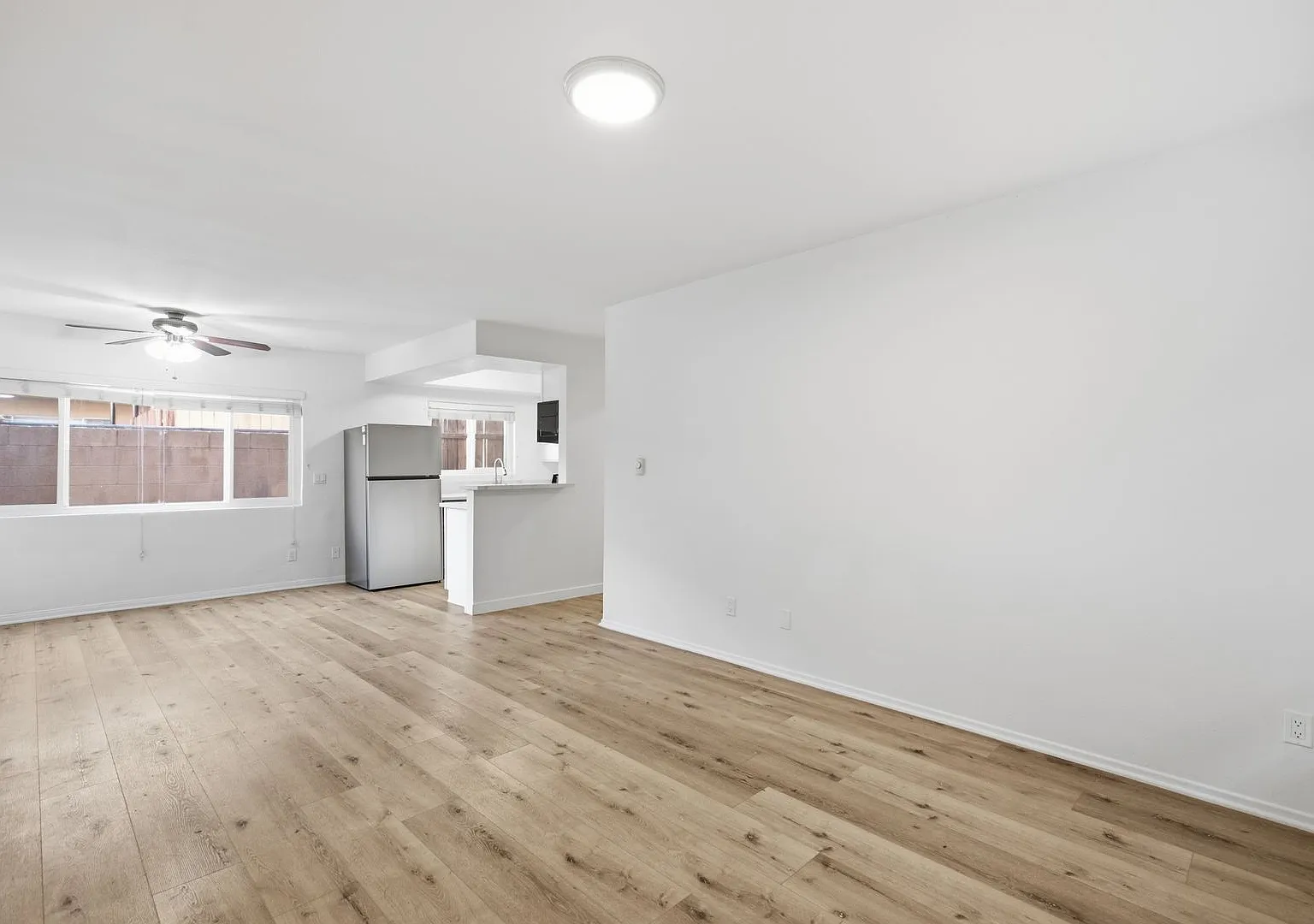 6640 Darby Ave — Photo 2