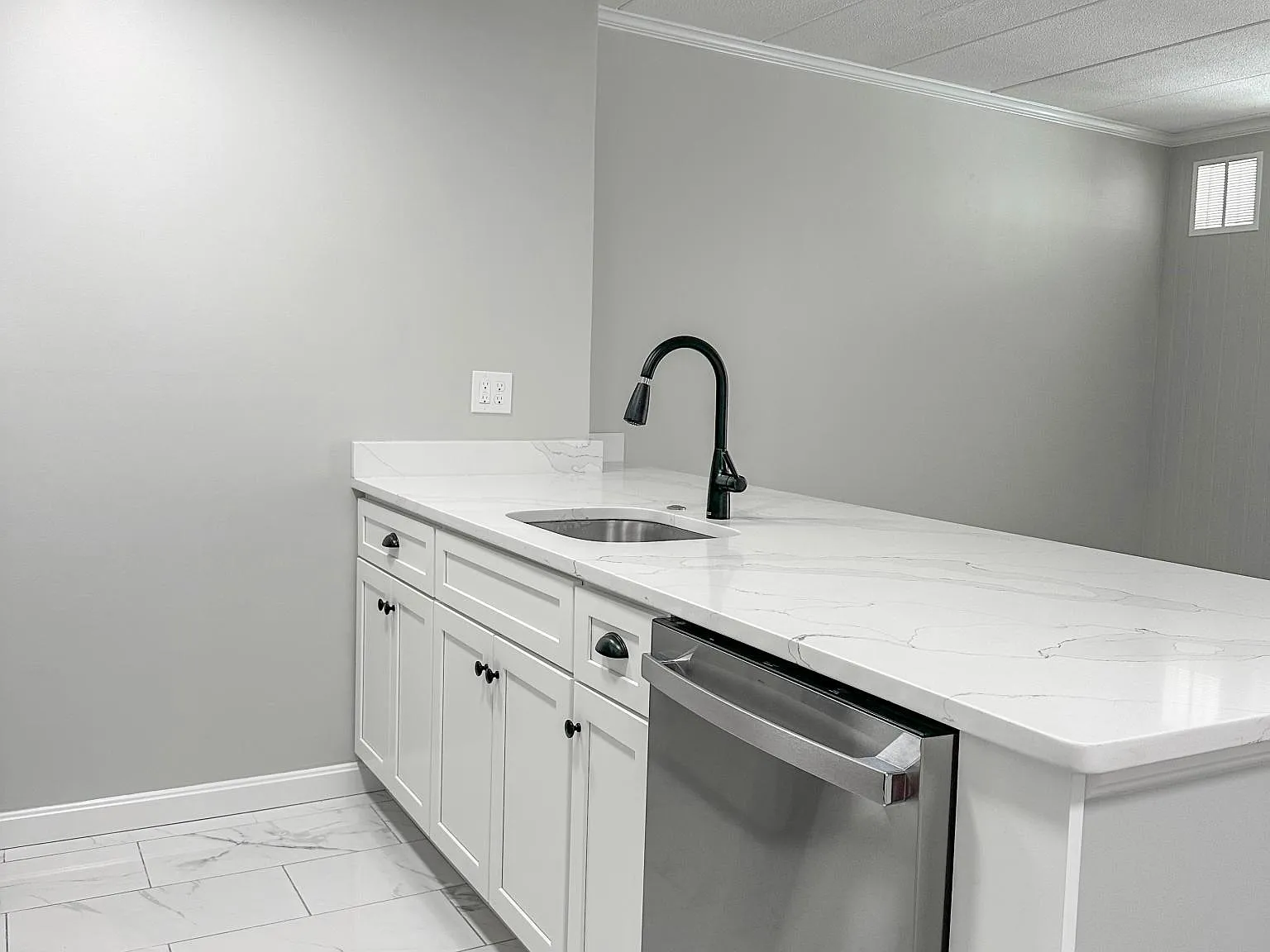 2 bed, 700 sqft, $4,100 — Photo 4