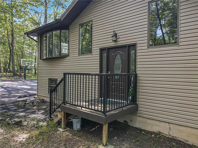 115 White Oak Ct — Photo 2