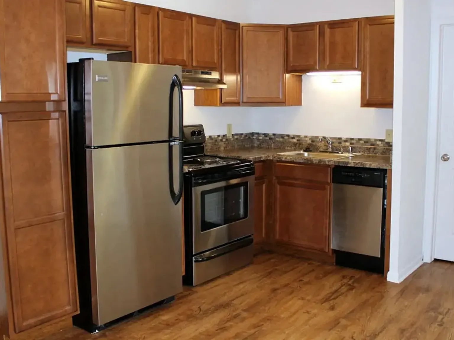 MOVE IN SPECIAL 1st Month Free! Call the office for more details — Photo 4