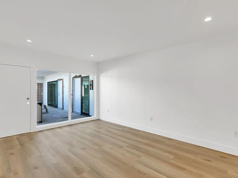 8355 Blackburn Ave — Photo 8