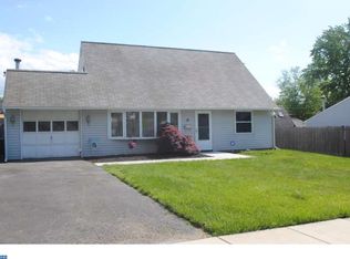 16 Merry Turn Rd, Levittown, PA 19056