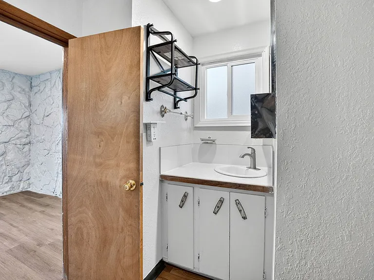 709 E Kiernan Ave — Photo 15