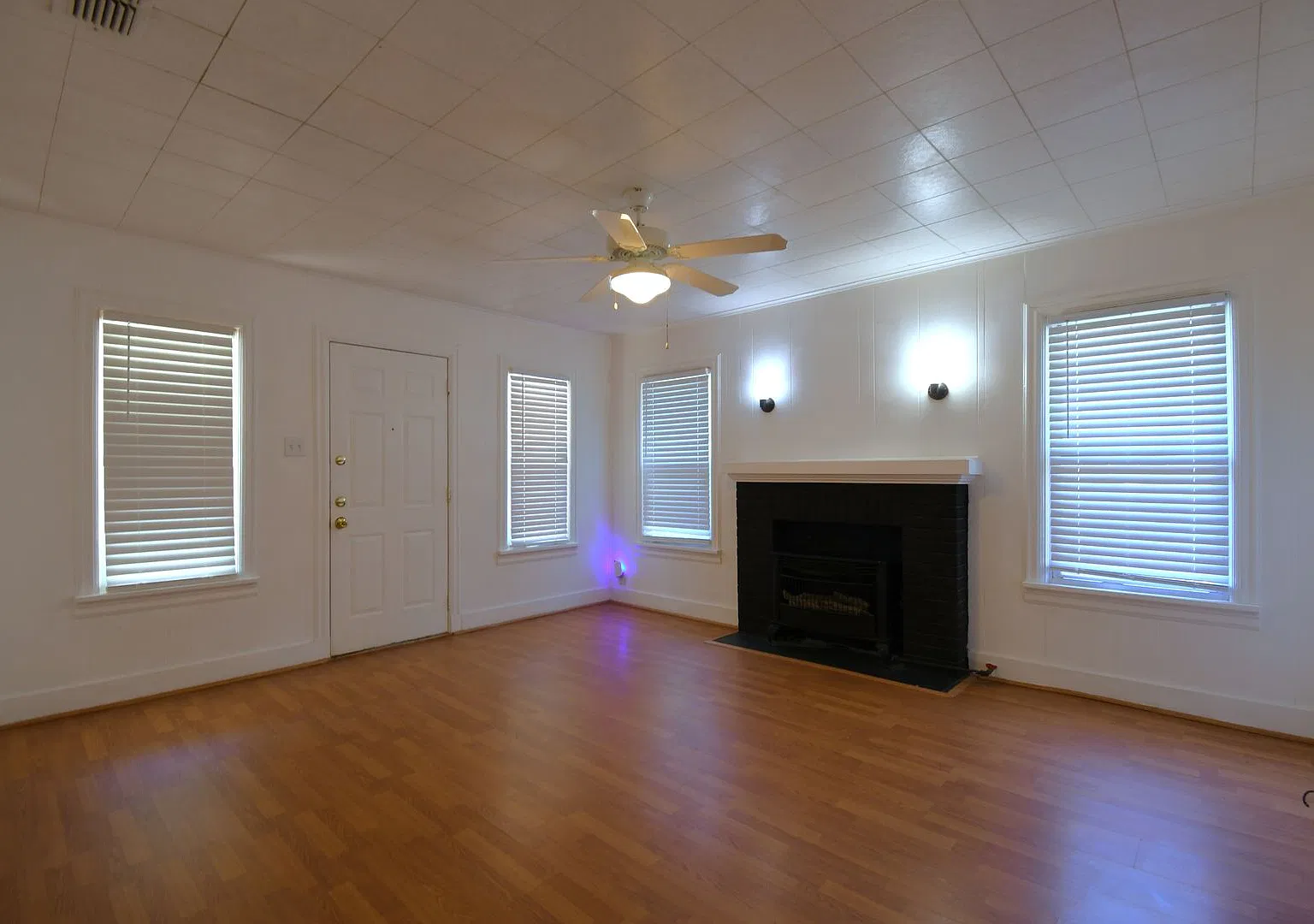 Charming 2 Bedroom House w/Fenced Yard! — Photo 4