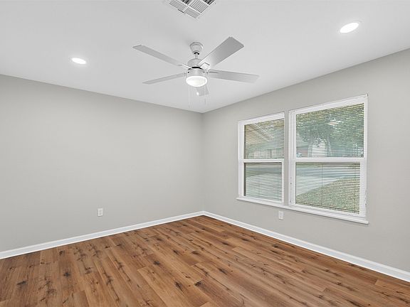 3rd image of 2512 Stewart Dr