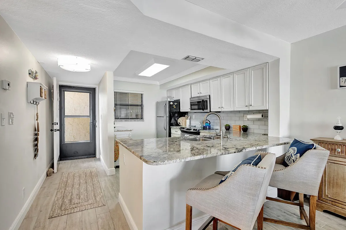 Building Photo - 9400 S Ocean Dr #405