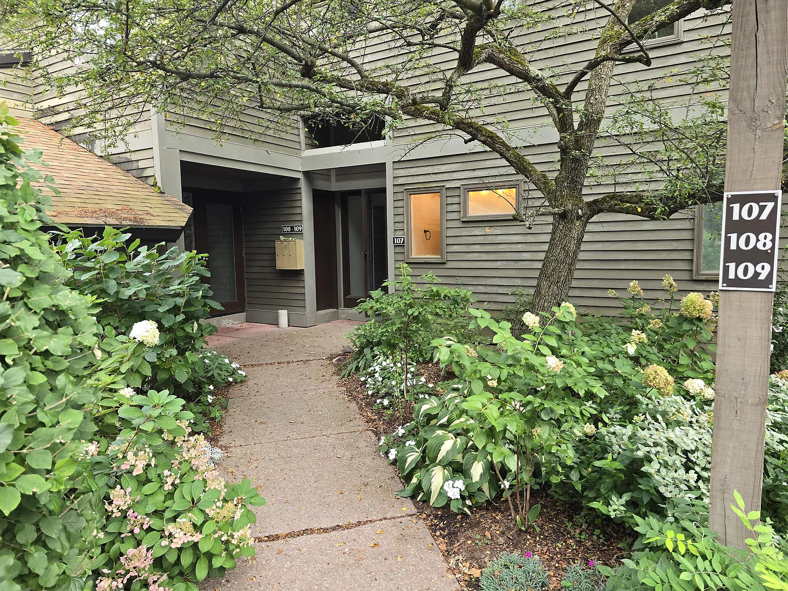 2 bed, 1860 sqft, $2,450 — Photo 1