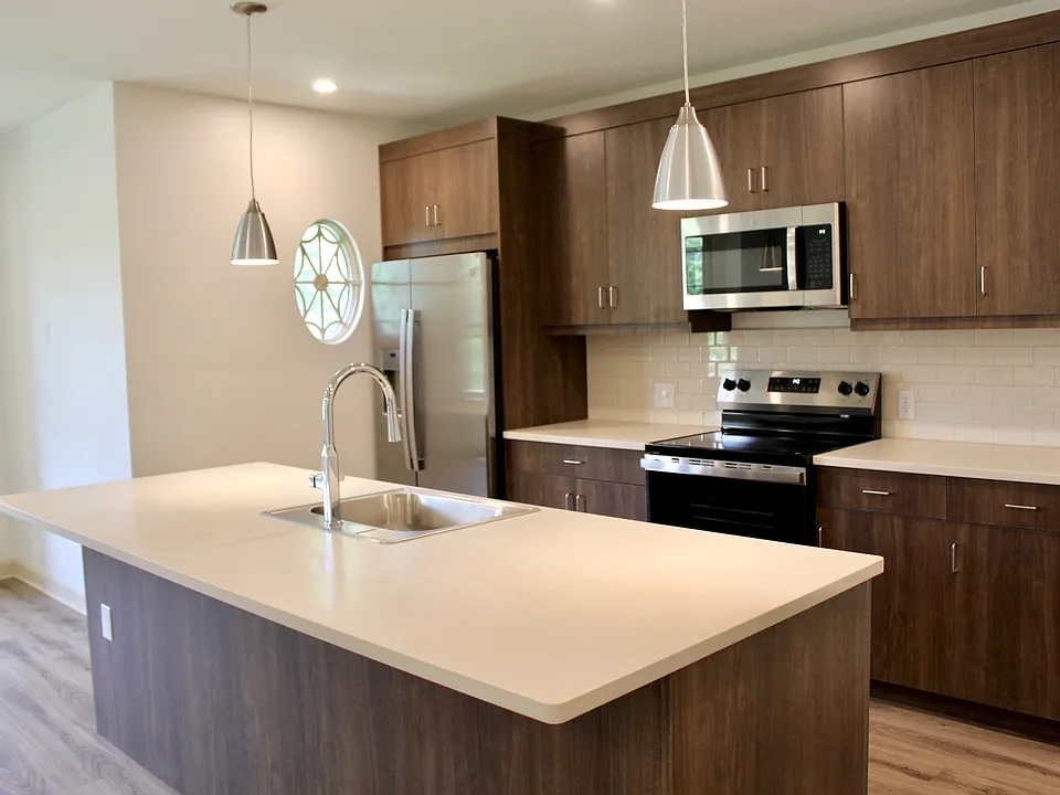 406 Delaware Ave #204