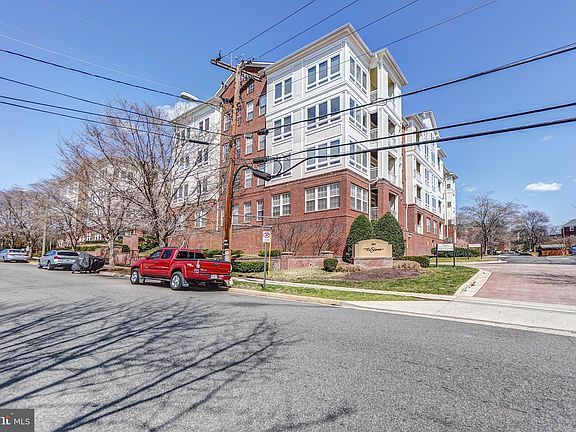 2nd image of 801 S Greenbrier St APT 215