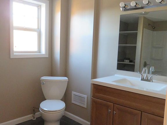 Full bath (Second Floor)