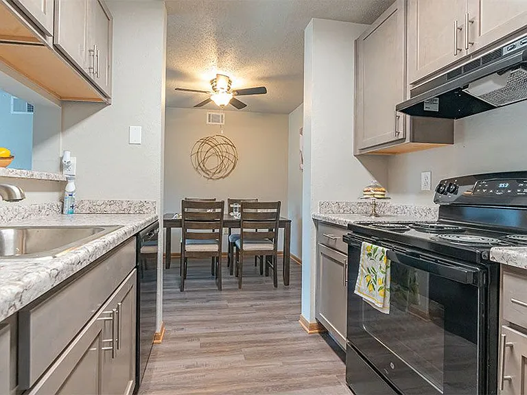 ASPEN BLUFF APARTMENTS — Photo 6