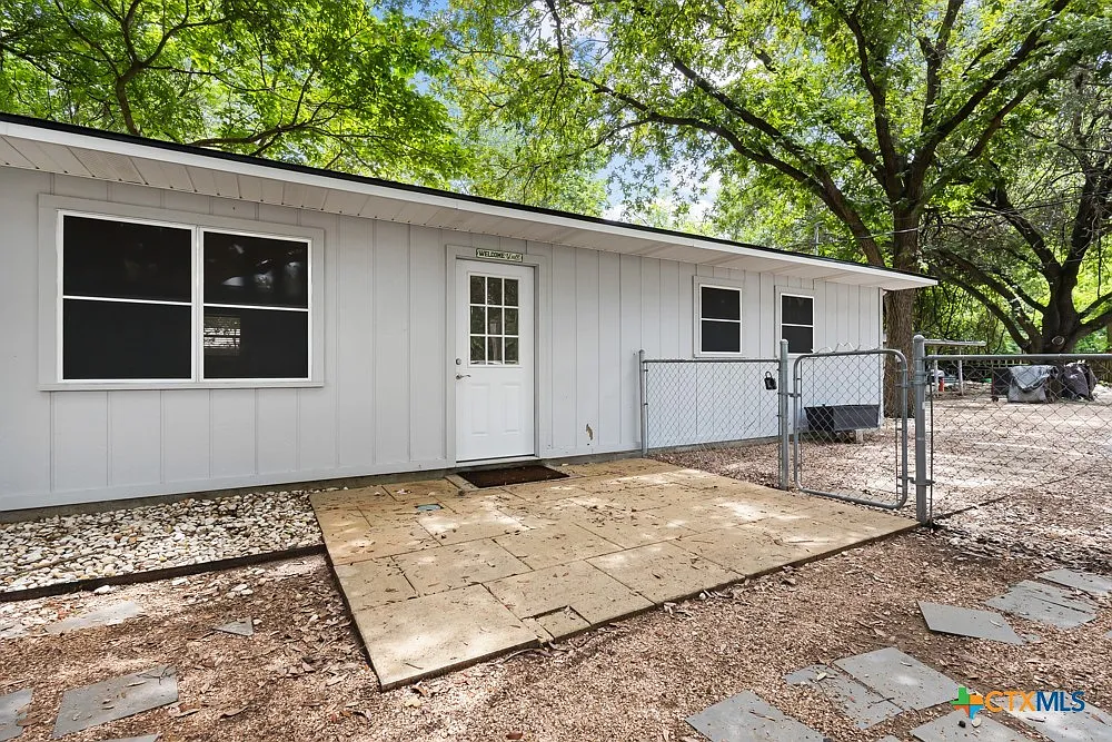 1 bed, 1.0 bath, 912 sqft, $950 — Photo 2