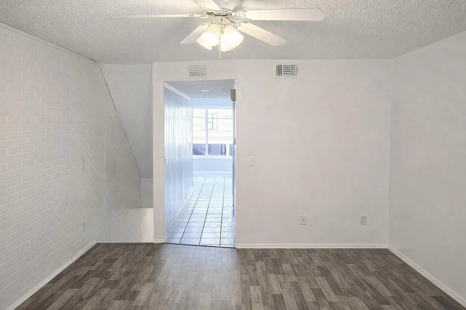 3 bed, 2.0 bath, 1050 sqft, $4,000 — Photo 3