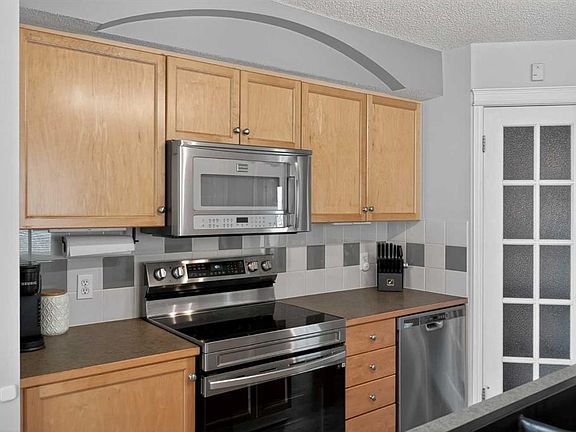 3rd image of 33 E Prestwick Rise SE