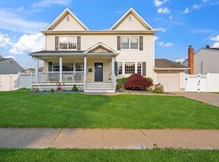 47 Syosset Cir, Syosset, NY 11791