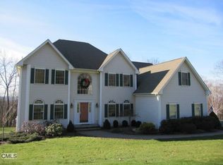 2 Wedgewood Ct, Newtown, CT 06470