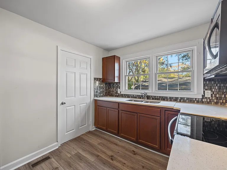 807 N Morris St — Photo 13