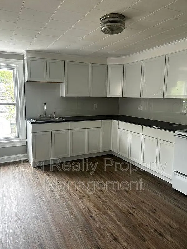 Building Photo - 262 Beech St #2