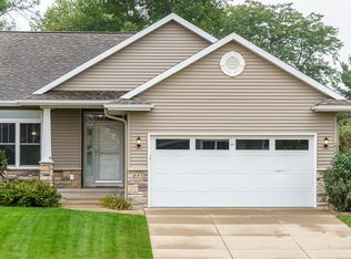 435 Shannon Dr, Robins, IA 52328