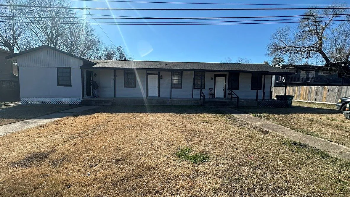 2 bed, 1.0 bath, $800 — Photo 1