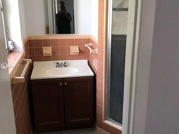 4th image of 144 SW 8th Ave #144