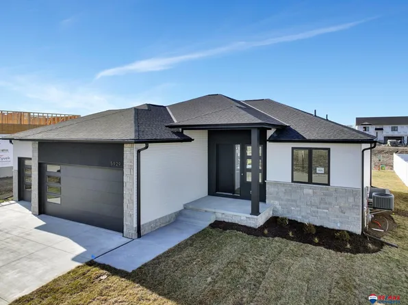 5929 SW Sierra Madre Dr, Lincoln, NE 68523