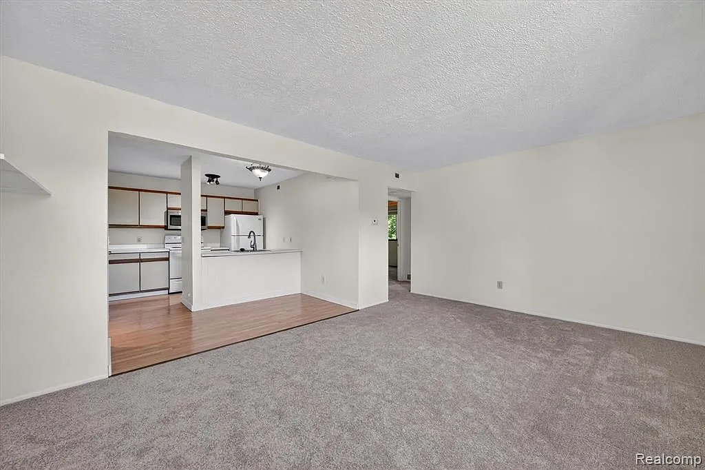 2 bed, 1.0 bath, 733 sqft, $1,300 — Photo 4