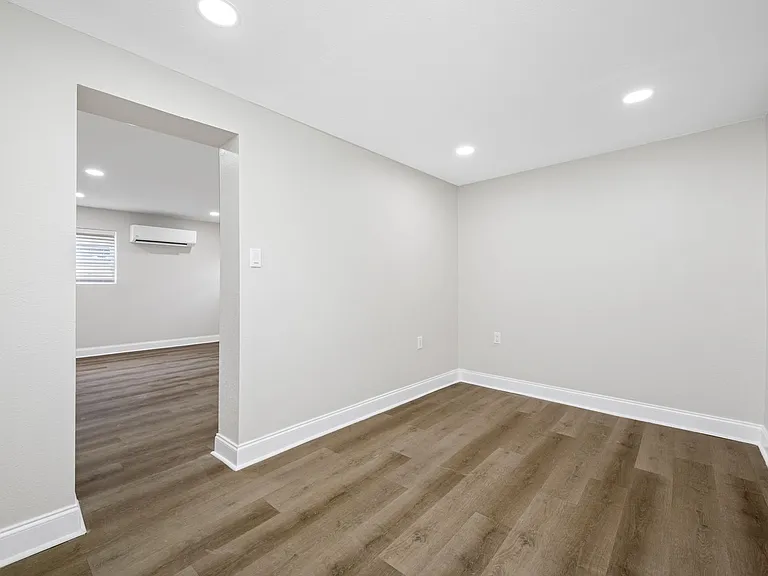 129 Danube Ave — Photo 8