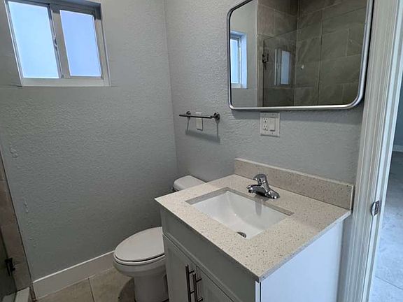 4th image of 221 N H St APT 1