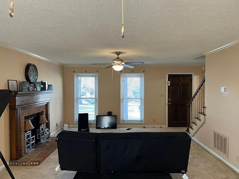 850 Parkview Ct — Photo 2