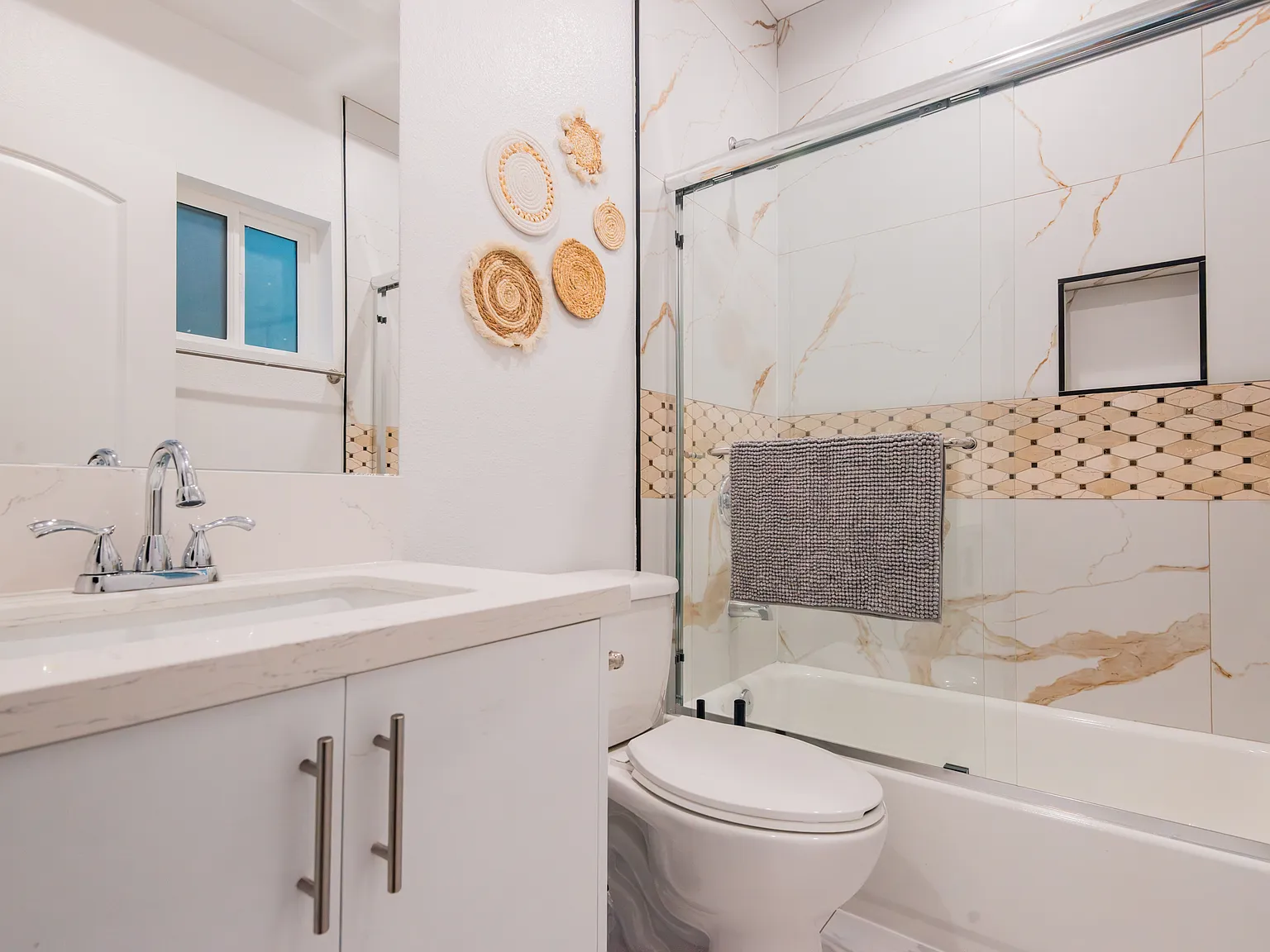 10 bed, 1270 sqft, $725 — Photo 2