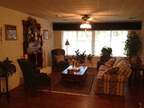 3rd image of 405 W Meadowbrook Dr