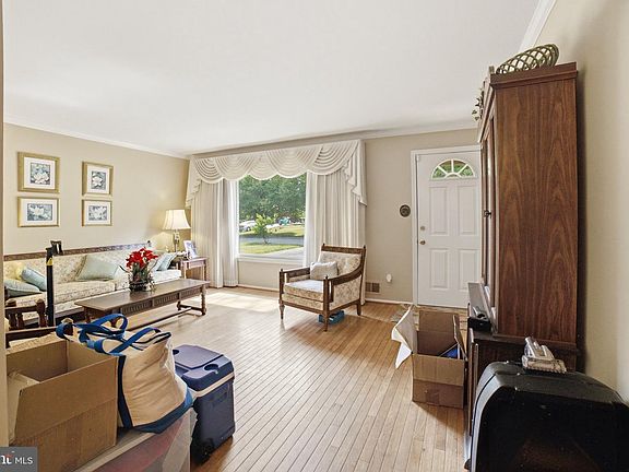 3rd image of 907 Logwood Rd