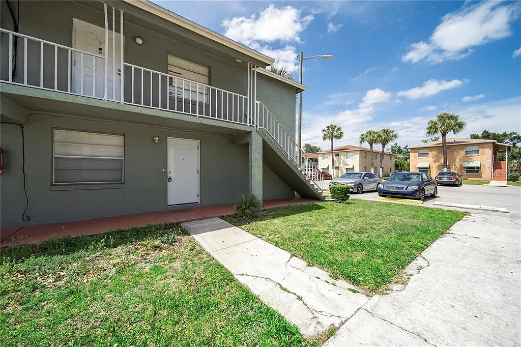 2 bed, 1.0 bath, 784 sqft, $1,350 — Photo 2