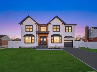 11 Goshen St, Elmont, NY 11003