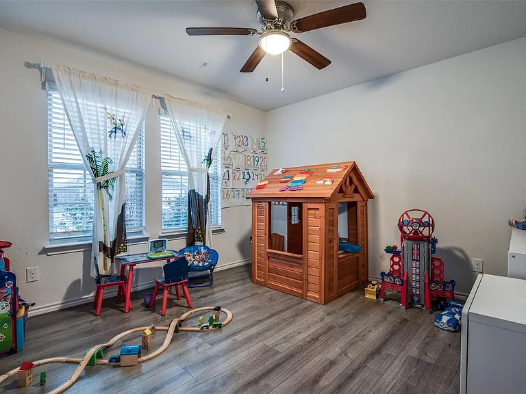 1829 Strongbark Dr — Photo 17